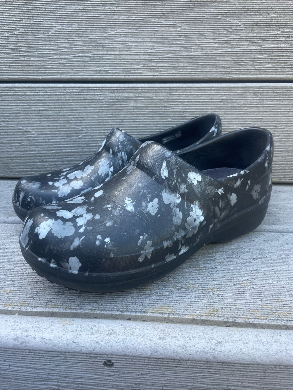 Crocs Neria Pro II Nursing Clogs Shoes Dual Comfort black Floral Sz 6